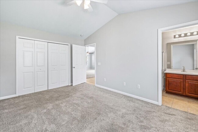 Building Photo - Cute, Convenient Townhome!