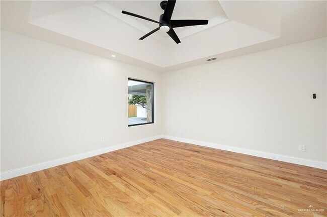 Building Photo - 12304 Lakeview Dr