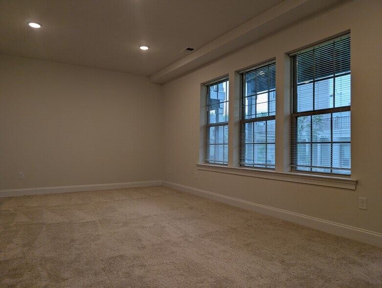 Building Photo - 35 Dahlia Dr