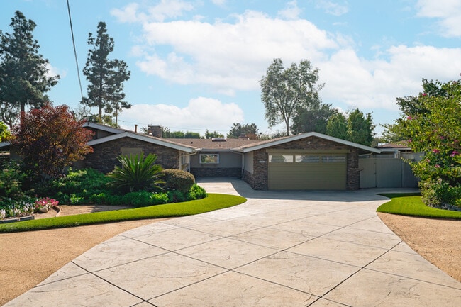 Building Photo - 1342 Skyline Dr