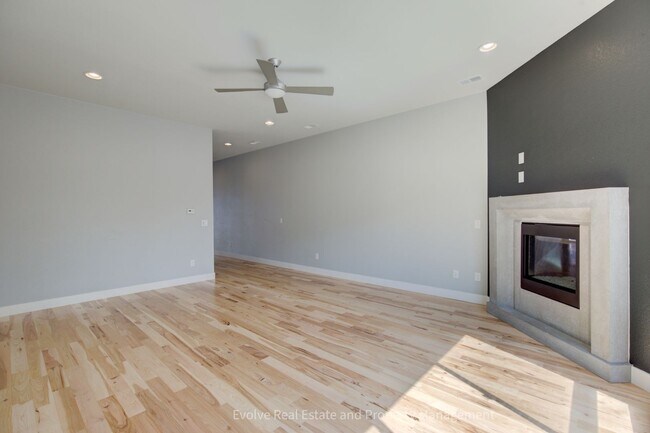 Building Photo - Evolve Real Estate: Gorgeous Townhome Near Sloan's Lake AVAILABLE JUNE 1ST!