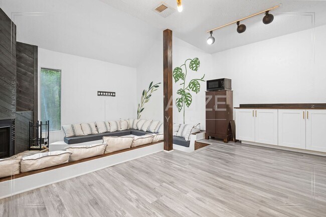 Building Photo - 2739 Knollwood Dr