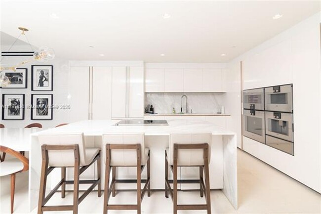 Building Photo - 10201 Collins Ave