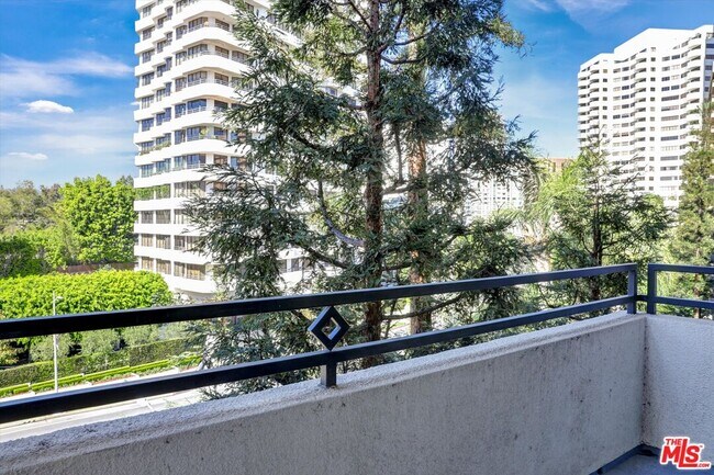 Building Photo - 10600 Wilshire Blvd