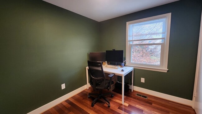 Building Photo - Beautifully Remodeled  End-Unit Townhome