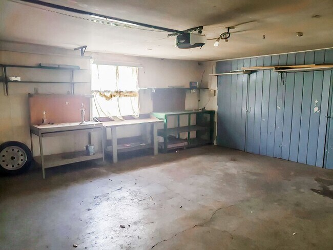 Building Photo - For Rent: 3 Bedroom Home with a Sunroom and Garage! Nice yard!