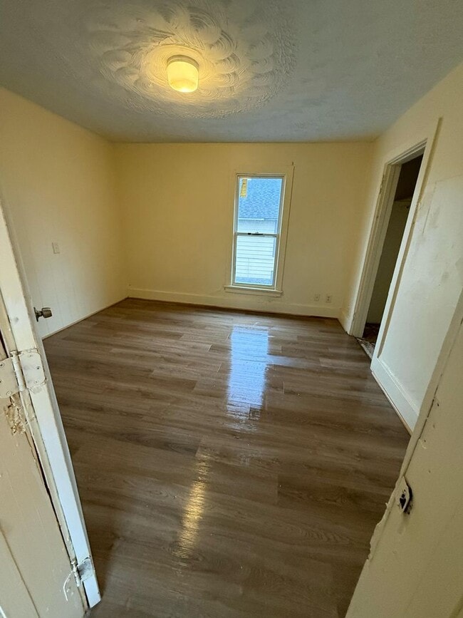 Building Photo - 3 bedroom house fenced yard