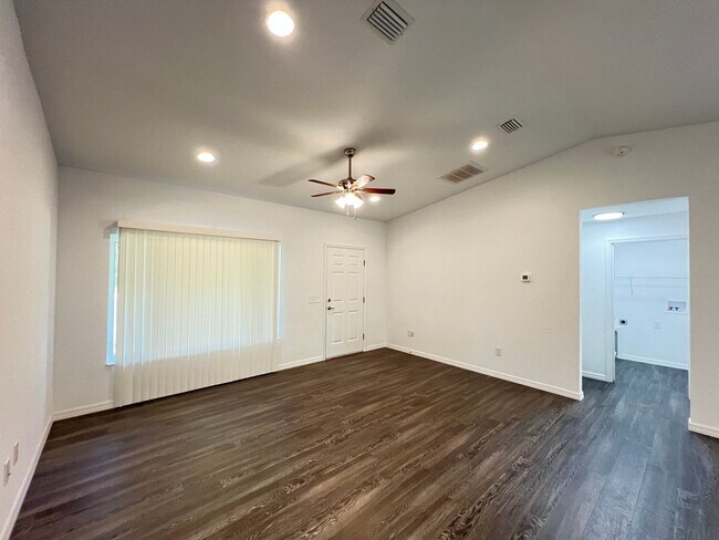 Building Photo - Beautiful 3 Bedroom, 2 Bathroom Home in Oc...