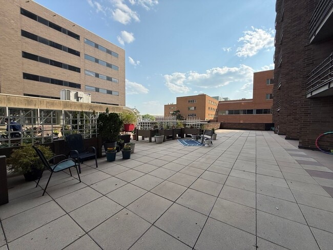 Building Photo - Modern 1 Bedroom Apartment With Stunning C...