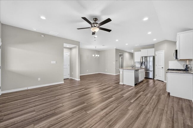 Building Photo - 8133 Cattlemen Dr