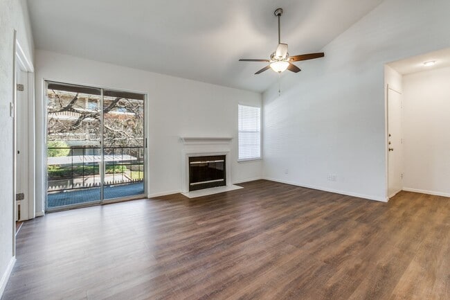 Building Photo - Lock and go GATED COMMUNITY near the night life in Addison. 2br/1ba Condo!