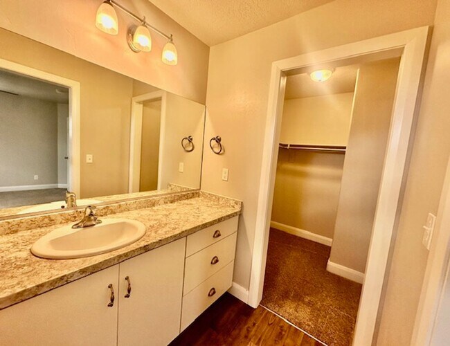 Building Photo - 3 bed -2.5 bath - Newer townhome in the heart of Cedar City!