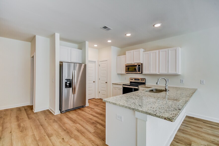 Building Photo - 8 Deer Creek Dr