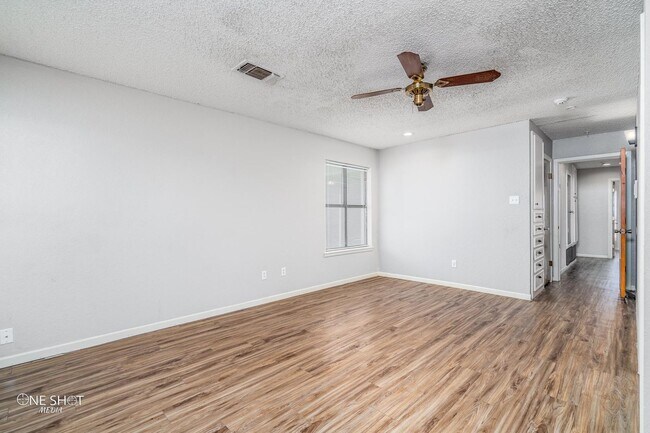 Building Photo - 951 Kenwood Dr