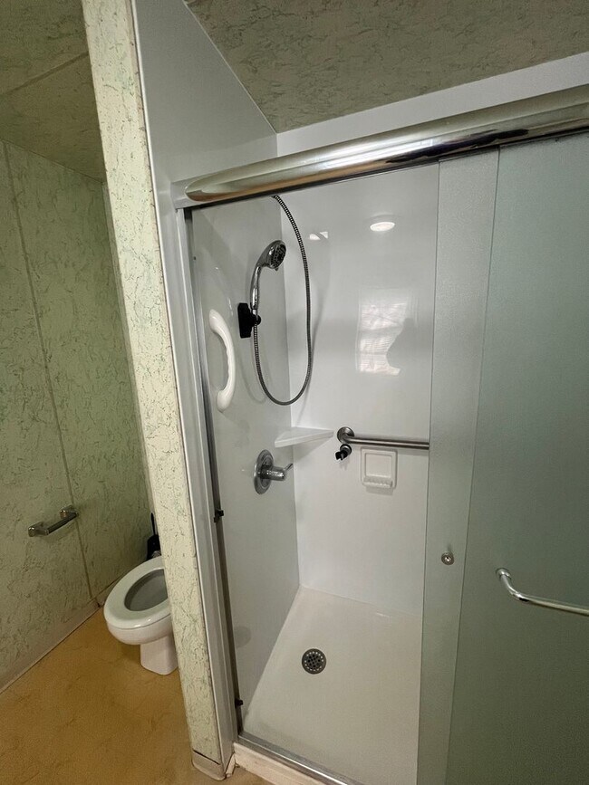 Building Photo - 3 Bedroom Home with In-Law Suite Available Near Rochester General