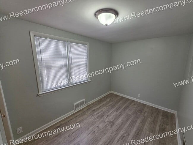 Building Photo - Large 4 bedroom 2 bathroom house