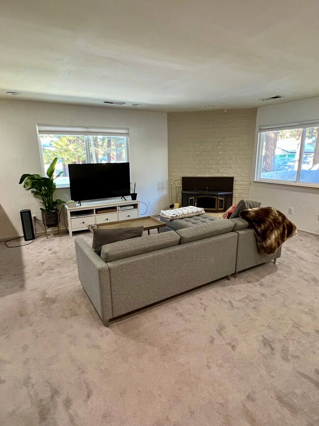 Living room - 924 Linda Ave