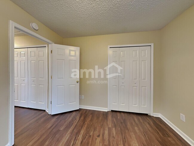 Building Photo - 6 Semmelrock Dr