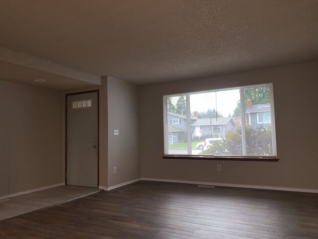 Building Photo - Beautiful 3Bd/1.5 Ba Federal Way Home.