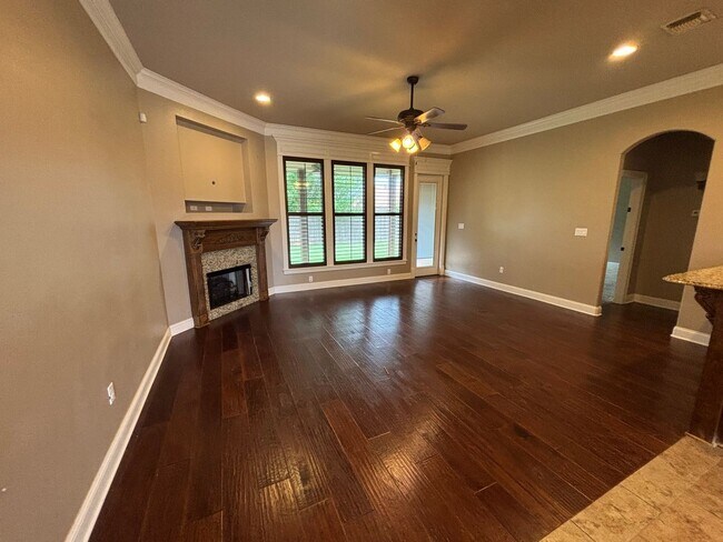Building Photo - Large 4 Bedroom Home in Benton