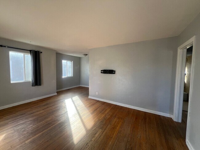 Building Photo - Downtown Living with a Massive Yard 3 Bed 1 Bath $1965.00