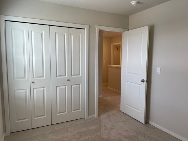 Building Photo - GORGEOUS 4 BED/2.5 BATH! HIGH END FINISHES ! SPACIOUS ROOMS ! FENCED BACK YARD !