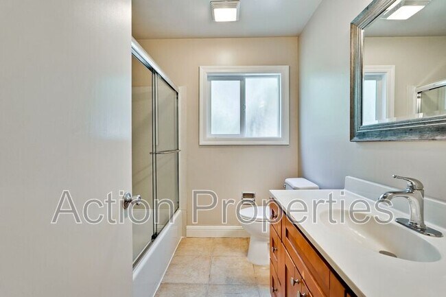 Building Photo - 4545 Moorpark Ave