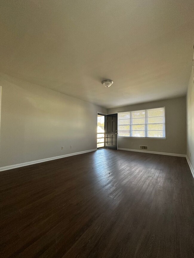 Building Photo - 2 Bedroom, 1 bathroom on the East-Side. Mo...