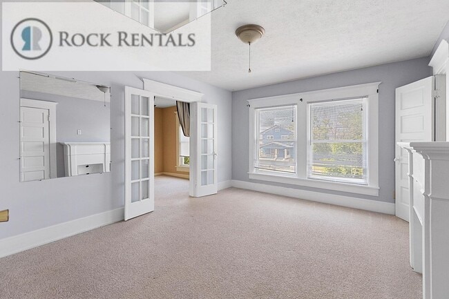 Building Photo - Large Updated Three Bed Two Bath with Patio
