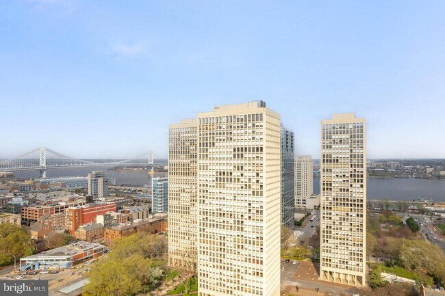 Building Photo - 200 Locust St