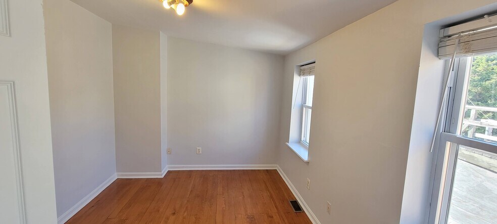 Building Photo - 926 S Hanover St
