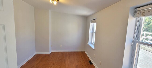 Building Photo - 926 S Hanover St