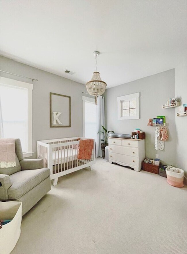 Building Photo - Beautiful and Spacious 3 Bedroom Home in E...