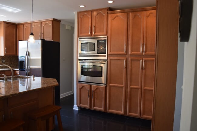 Building Photo - BEAUTIFULLY RENOVATED AND SPACIOUS COLONIA...
