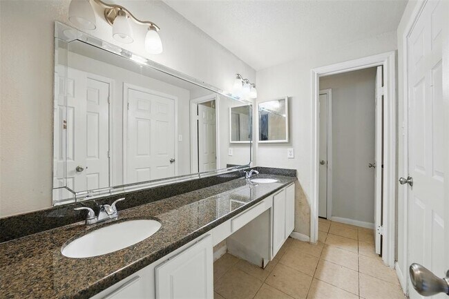 Building Photo - 2255 Braeswood Park Dr