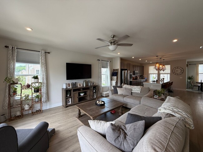 Building Photo - Gorgeous Potomac Shores End Unit Townhome