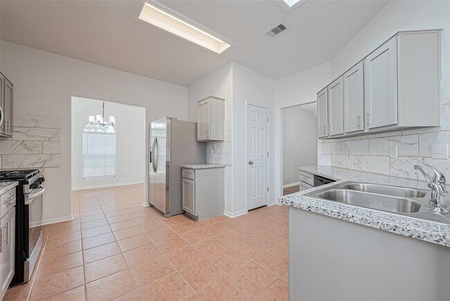 Building Photo - 12230 Hawthorne Hill Cir