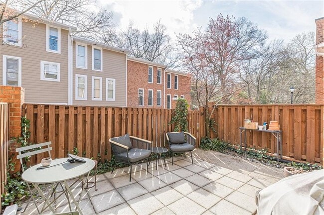 Building Photo - 656 Park Village Dr NE