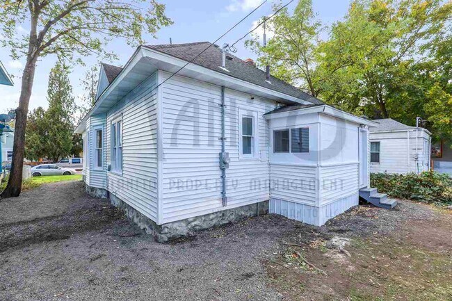 Building Photo - Charming home blocks from Kendall Yards