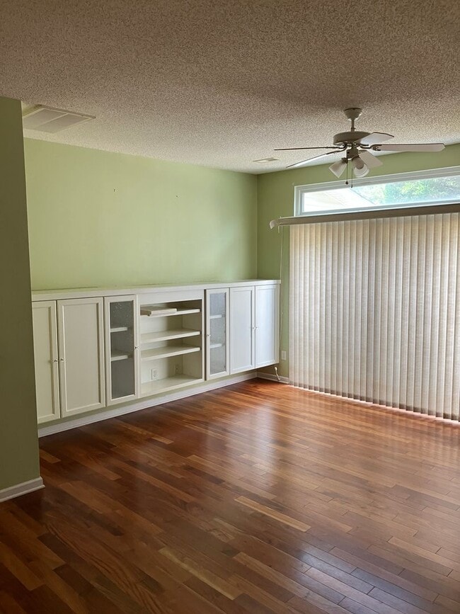 Building Photo - 2 bed, 2.5  bath townhome in Towne Meadows...
