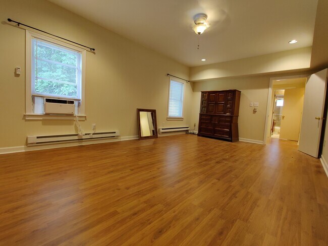 Building Photo - 701 Yorkshire Rd NE