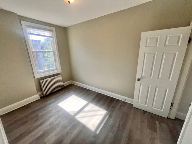 Building Photo - Contemporary 2 Bedroom Townhome w/ Updated Kitchen & Washer/dryer