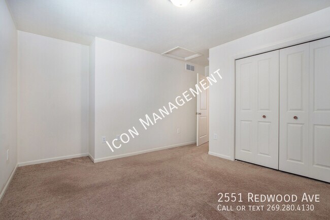 Building Photo - 2551 Redwood Ave