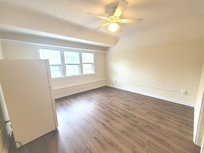 Interior Photo - 1503-15 E Kane Pl