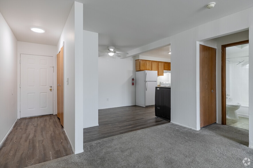 1BR, 1BA - 744SF - Traditional with in unit laundry - The Red Lion