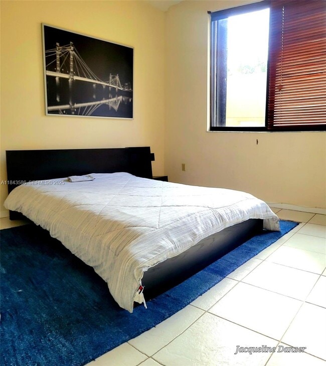 Building Photo - 540 Brickell Key Dr