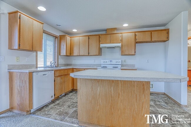 Building Photo - 3BD Ranch Style Home In Great Orchards Location!  Fully Fenced Yard!