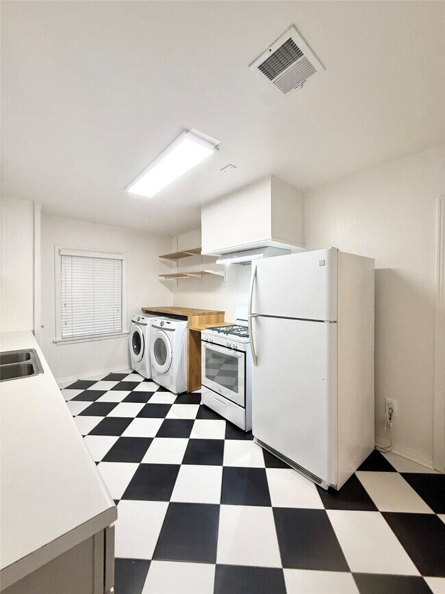 Building Photo - 4010 Yupon St