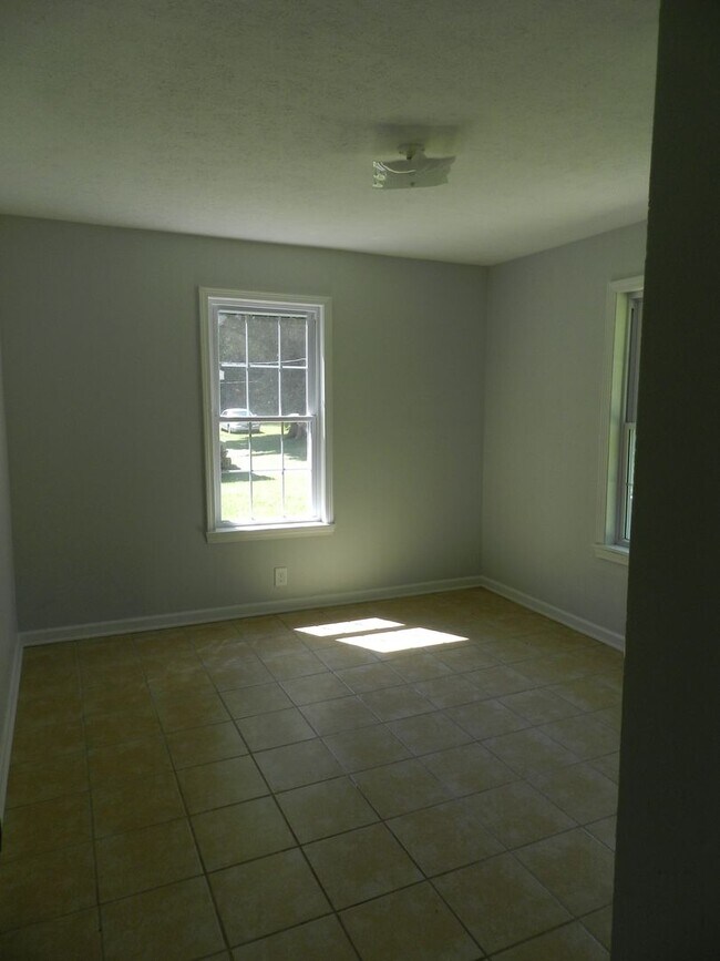 Building Photo - 204 Dyer Dr