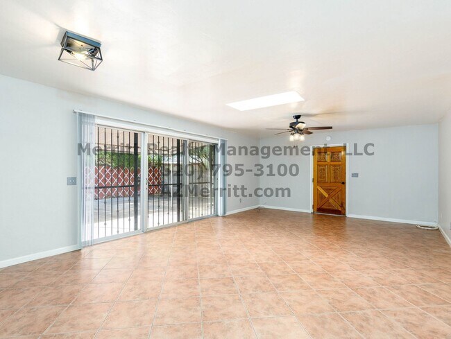 Building Photo - Sam Hughes 4 bedroom, 3 bath home with was...